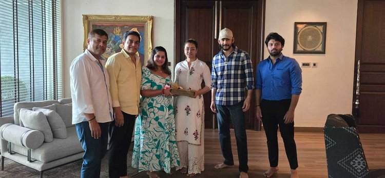 123telugu's tweet photo. Photos : #DilRaju and #Sirish invite #Tollywood stars to #Asish's wedding
https://t.co/U5tLiZFN8v
#123telugu https://t.co/J57PbHnRbz