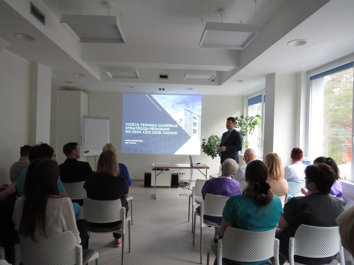 📌Vidzemes slimnīcai ir apstiprināta jauna vidējā termiņa darbības  stratēģija 2024.-2028. gadam, kuras pamatā ir trīs darbības virzieni –  darbinieki, pacienti un droša vide! 
▶️Uzzini vairāk: vidzemesslimnica.lv/vidzemes-slimn…