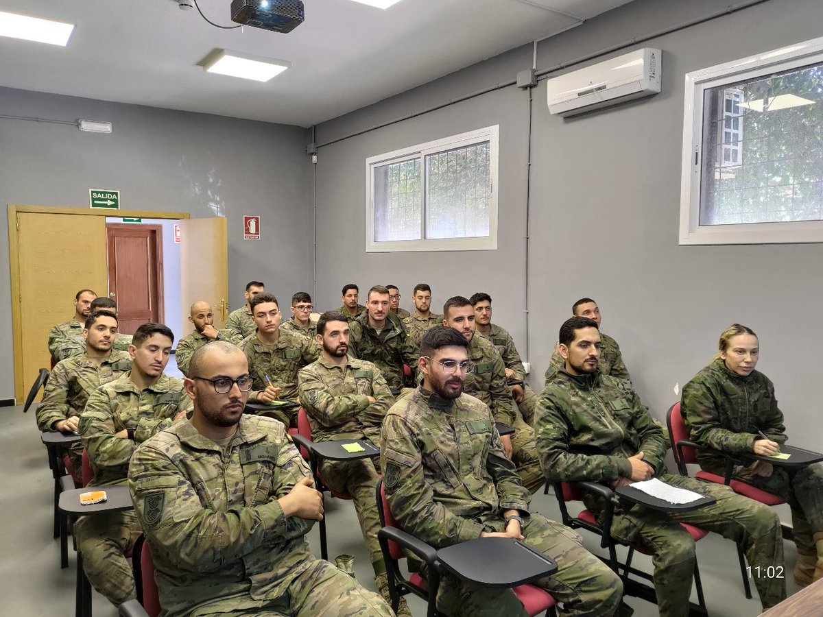 COMGEMEL_ET's tweet photo. Está semana se desarrolla el primer curso TCCC (Tactical Combat Casualty Care- Atención Táctica de Bajas de Combate) ASM (para todo personal alistado) en las instalaciones del Centro de Simulación Sanitaria de @COMGEMEL_ET. Este curso no requiere formación sanitaria previa. https://t.co/iSRxhynFsh