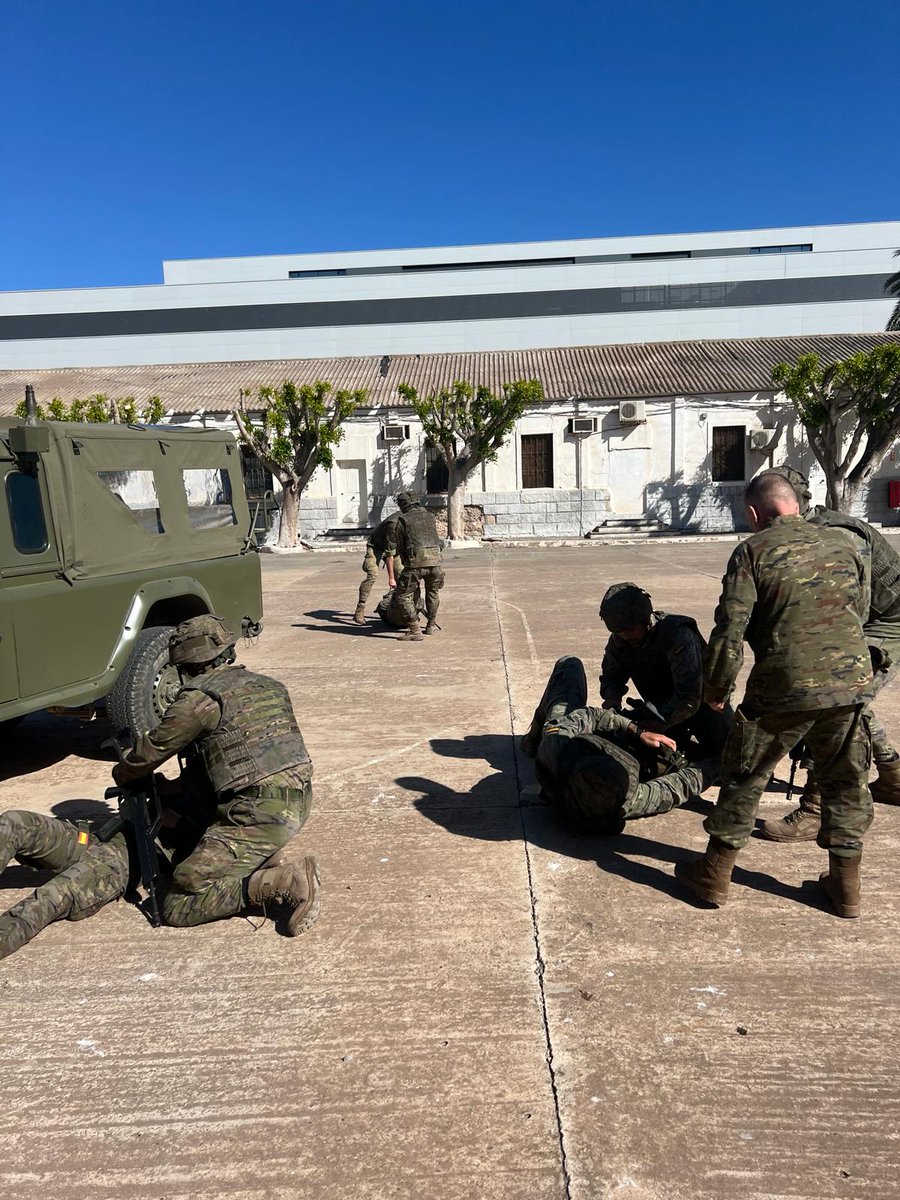 Está semana se desarrolla el primer curso TCCC (Tactical Combat Casualty Care- Atención Táctica de Bajas de Combate) ASM (para todo personal alistado) en las instalaciones del Centro de Simulación Sanitaria de <a href="/COMGEMEL_ET/">Comandancia General de Melilla</a>. Este curso no requiere formación sanitaria previa.