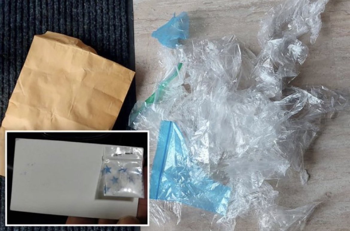 humansrevealed's tweet photo. A drug dealer in Canada was arrested for allegedly stapling “free samples” of cocaine to his business card https://t.co/HAaEP8wxxd
