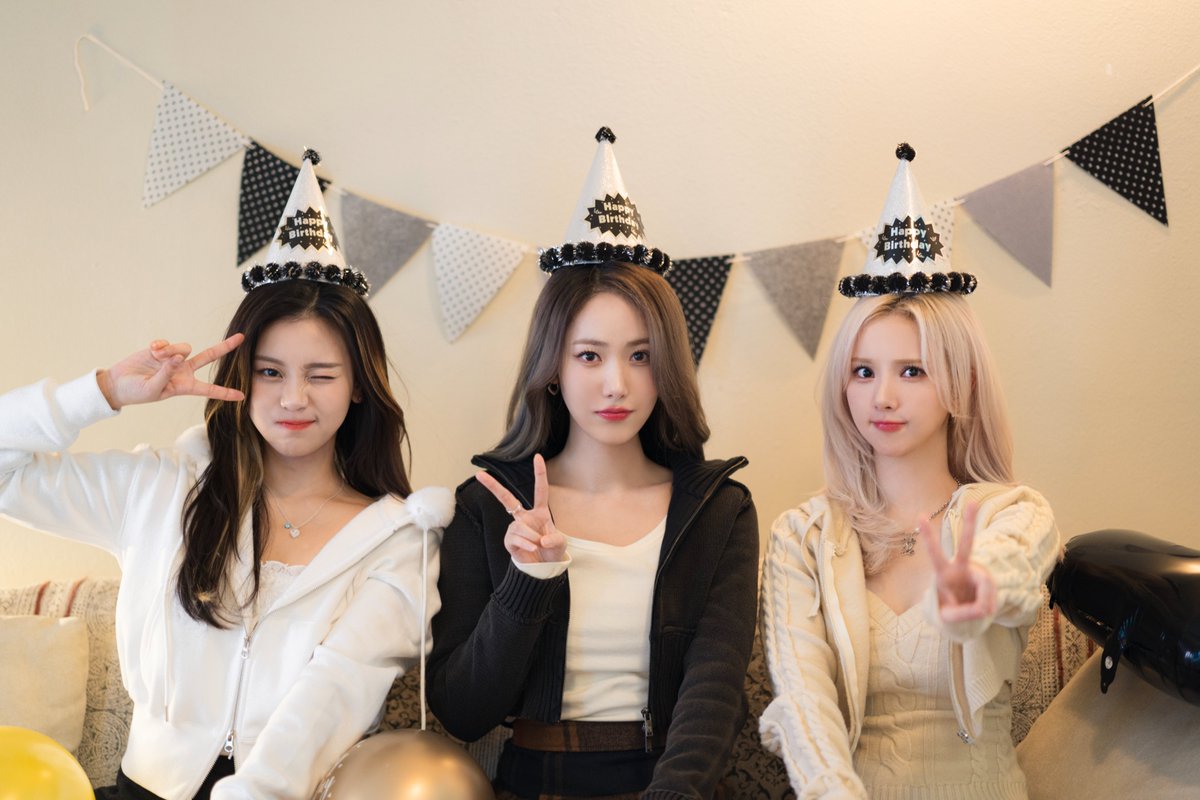 VIVIZ_Japan's tweet photo. 🥂#VIVIZ 2nd Debut Anniversary🎊

2月9日の今日は…
VIVIZのデビュー2周年記念日💓

Na.Vのみなさん
たくさんお祝いしてください🎉

#EUNHA #은하
#SINB #신비
#UMJI #엄지
#VIVIZ_데뷔_2주년
#2nd_Debut_Anniversary https://t.co/td1jmnnXQB