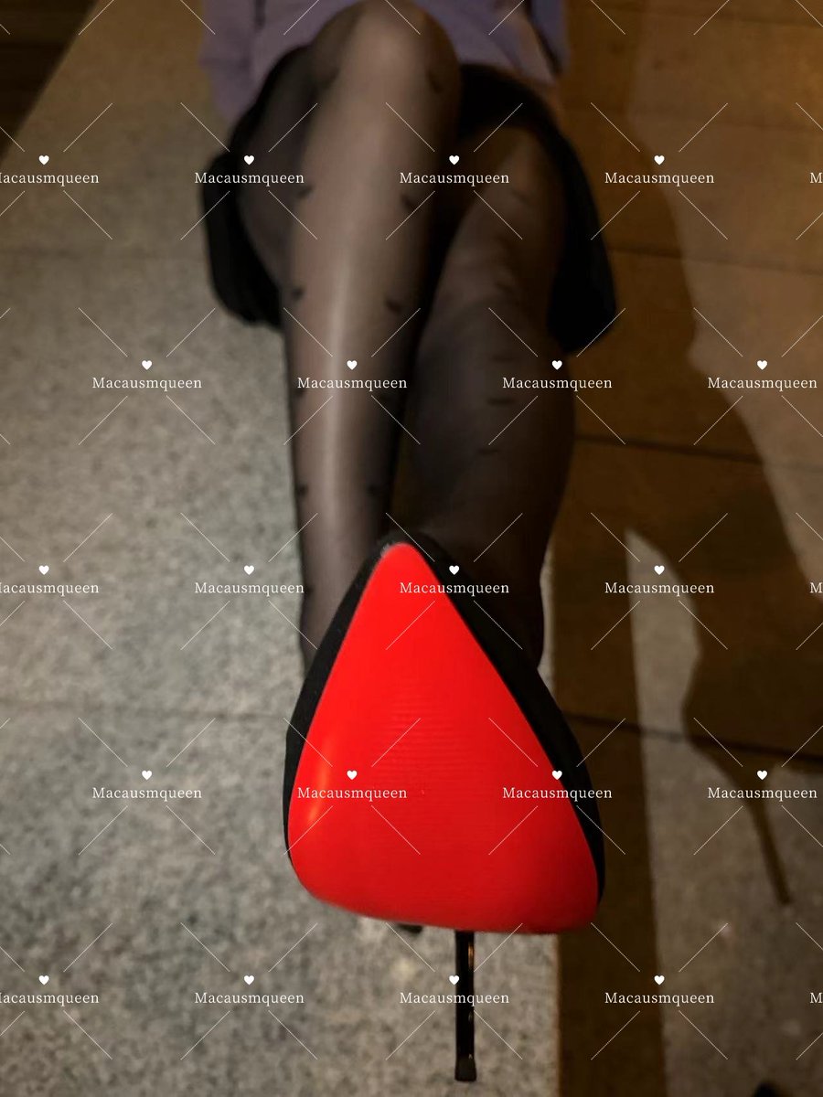 最鐘意呢種高高在上ge姿態俯視你班奴隸，被我踩係腳下ge感覺，係未好爽？你地班奴隸，齊齊黎👅我鞋底 #調教 #澳門調教 #澳門SM #純愛  #分享 #生活分享 #日常分享  #生活 #日常  #高跟鞋 #腿控 #顔控 #身材控 #胸 #腿 #澳門人