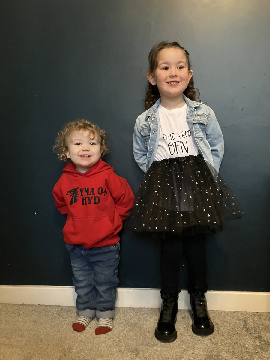 Jessicaacaa's tweet image. Dafydd Iwan a Non o Eden! #dyddmiwsigcymru 🎶