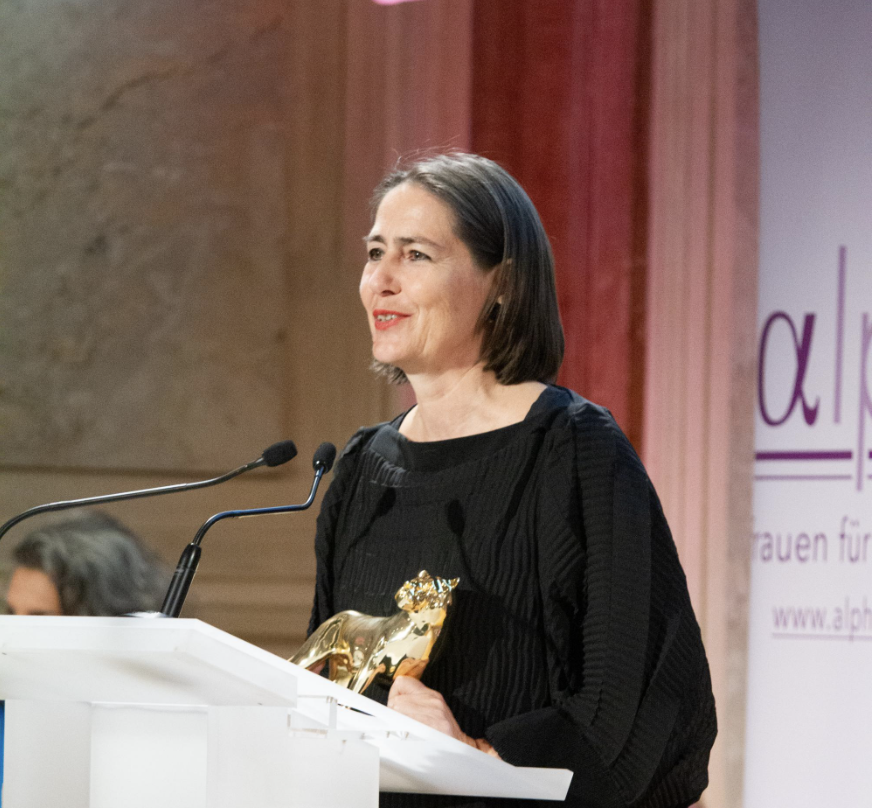 JoKo_AT's tweet photo. Wir sind erschüttert und unsere Herzen sind schwer. @foederlschmid, unsere amtierende Goldene MedienLÖWIN wird vermisst.
Unsere Gedanken sind bei ihr den Angehörigen &amp; Nahestehenden. Wir hoffen, dass sich alles bald in Wohlgefallen auflöst &amp; legen unsere Gedankenkraft dorthin 🖤. https://t.co/Sj9rCreaYB