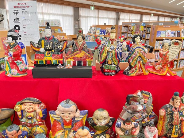 nponhm's tweet photo. 【図書館】今月の特設コーナーは「お菓子の本」と「鬼の絵本」です！
【土雛を展示しています】地域の方から寄贈して頂いた土雛や土人形を展示しています。４月上旬まで展示予定です。ご来館の際はぜひご覧ください。 https://t.co/3cgthFCavU