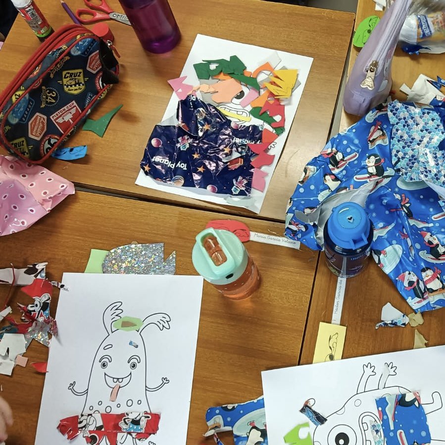 colemilagrosa's tweet image. Los alumnos de 1° EP participaron en el taller “Del aula al reciclaje creativo”, organizado por @ciudadsaberes. Aprendieron a darle un nuevo uso a los diferentes materiales que generamos en nuestra vida cotidiana.

#ColegiosHHCC
#EducaciónVicenciana
#reciclajecreativo
