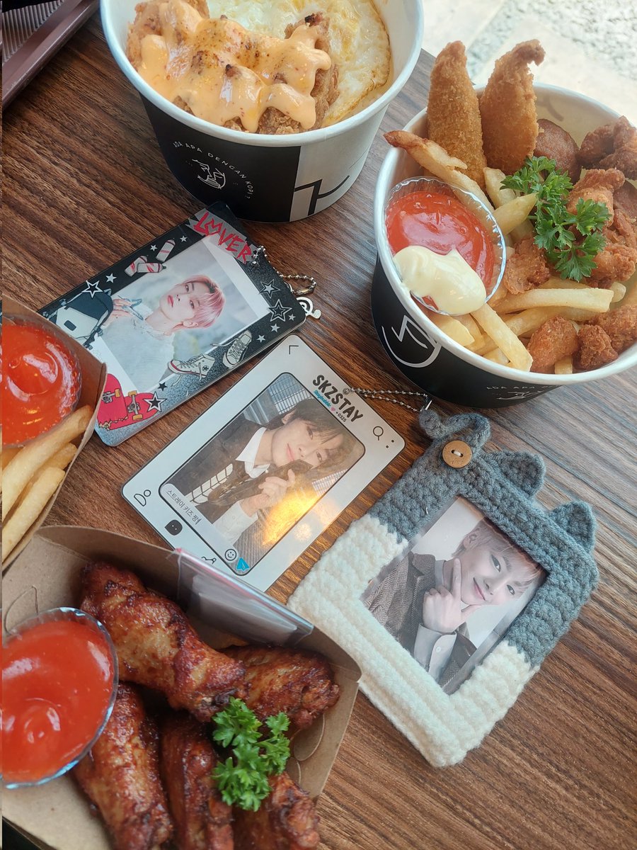 hyunhajee_'s tweet photo. Agenda menyenangkan hati adek yg hbis ditinggal mpus nya juga ultah ayen h+1 dengan frame dari @hihanghohengSKZ

#space_INvaders #HappyINDay
#PrinceOfVocals_IN_Day
#아이엔_생일이다_크림채우자
#StrayKids #스트레이키즈
#아이엔 #I_N https://t.co/UyI5PB7cQX