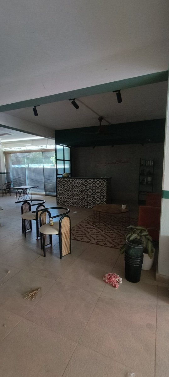 TheChanceSeeker's tweet photo. @makemytrip &amp; @oyorooms scam alert in Bengaluru. Just came here to find that the hotel I had booked is under renovation. There was not a living soul here. This is tantamount to cheating! After wasting 2 hours here they cut money from my refund. Shame on you! 👎🏽 https://t.co/8C3m1mWJ81