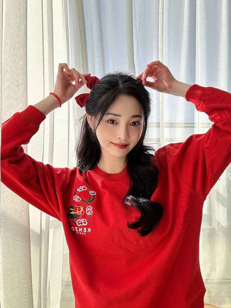 Have you ever encountered a glamorous woman whose witchcraft has the ability to captivate anyone who approaches her? Now that you know, focus on the alluring charm of wearing 𝗿͟𝗲͟𝗱, which can transform even the most timid and mild-mannered person into a femme fatale.