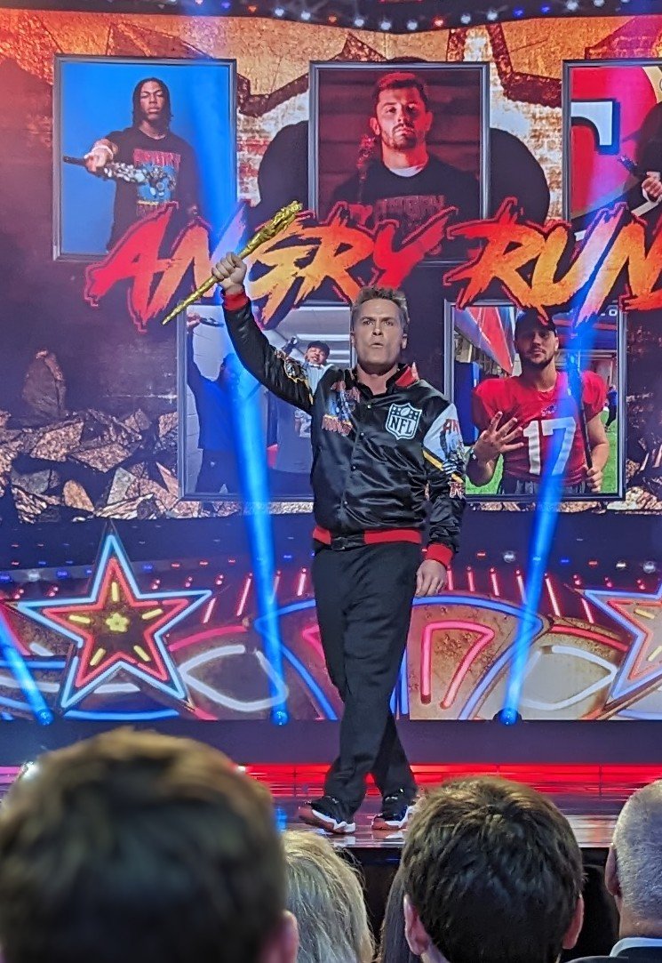 gregmatter's tweet photo. @KyleBrandt crushed NFL Honors Angry Runs. Turned it up to 15, indeed!   @gmfb #NFLHonors #AngryRuns https://t.co/8DVSXG3FyP