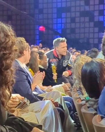 gregmatter's tweet photo. @KyleBrandt crushed NFL Honors Angry Runs. Turned it up to 15, indeed!   @gmfb #NFLHonors #AngryRuns https://t.co/8DVSXG3FyP