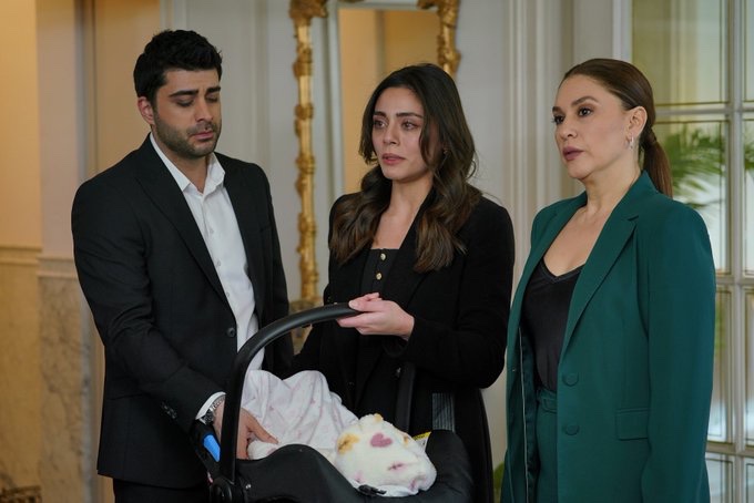 Mar000077's tweet photo. Sextou e hoje tem a maior Dizi de todos os tempos...

#SılaTürkoğlu #KızılcıkŞerbeti https://t.co/iMRhW9OjjO