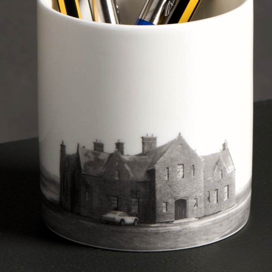 JB007_news's tweet photo. #JamesBond Skyfall Fine Bone China Pen Pot available now on #007Store
Photo courtesy: 007Store https://t.co/r1AzvMgitq https://t.co/Rzh8LZUbCH