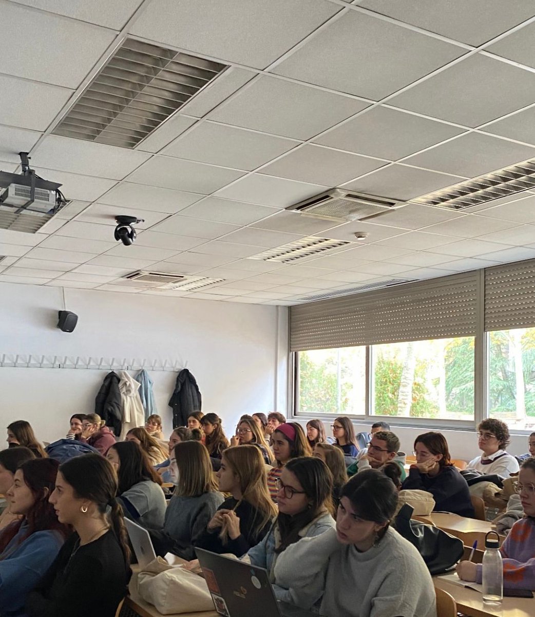 novisucm's tweet photo. Con la apertura de las convocatorias de Erasmus, decidimos organizar una charla para aquellos alumnos que se encontrasen un poco perdidos. Algunos miembros de NOVIS compartieron con ellos sus experiencias y recomendaciones. https://t.co/UvE6kilVO4