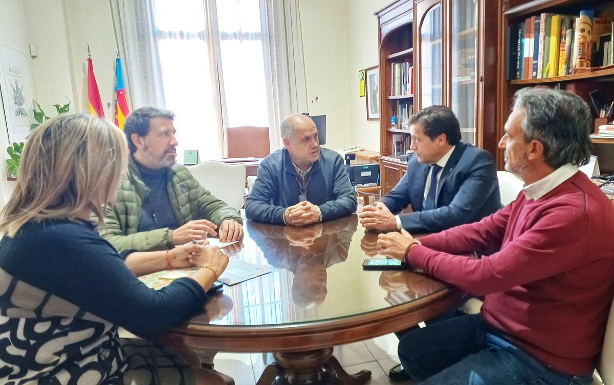 PP_Benicarlo's tweet photo. Des del #PartitPopular de #Benicarló coneixem la importància d’accedir a les línies d’ajudes de Generalitat per als ajuntaments, i per això és fonamental l’assessorament en matèria d’administració local

💼Gràcies per la visita, José Antonio Redorat

JUNTS #MilloremBenicarló 💙 https://t.co/SNZXG8cpFm