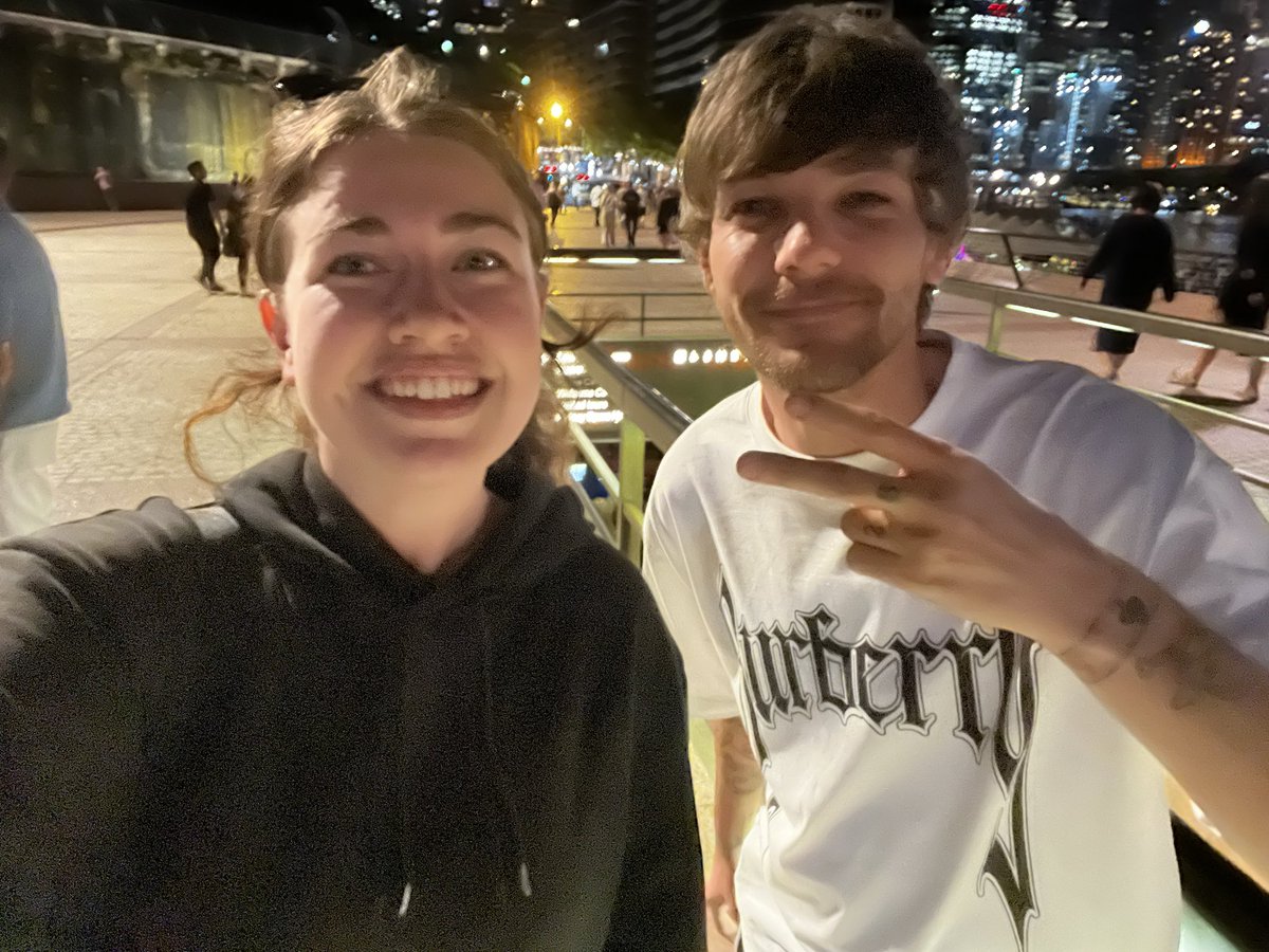 anyajadelewisx's tweet photo. favourite customer of the week award goes to louis tomlinson x https://t.co/7gwKrIlYjT