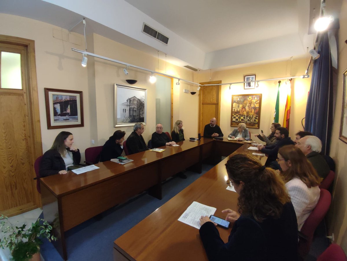 CULMINAN LOS ACTOS DE HOMENAJE A LA FIGURA DE ANTONIO RAMOS OLIVEIRA, JUNTO A SU FAMILIA, EN ZALAMEA LA REAL.
👉 acortar.link/1bqEy6
#historia #memoria #RamosOliveira #zalamea #Huelva