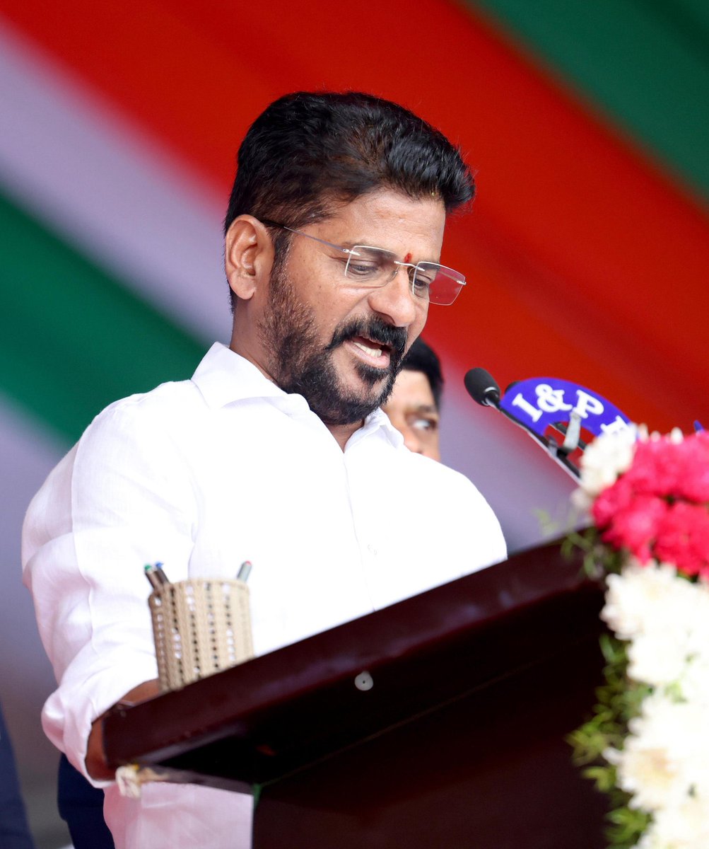 Revanth_reddy_A's tweet photo. #telanganaprajaprabhuthvam
.

The shackles of slavery were broken.
Now Telangana will breathe freely
@revanth_anumula @RahulGandhi @INCIndia https://t.co/w38EqIl4xO