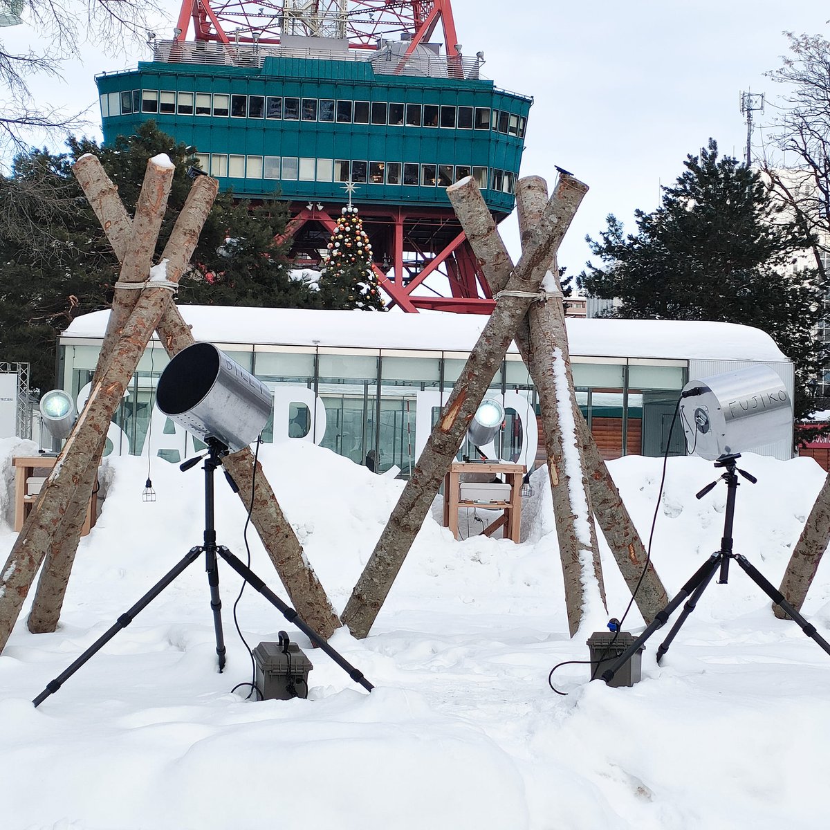 SIAF_info's tweet photo. 【SIAF Lab. Extreme Experiments】
独自に制作した超指向性スピーカーによる音のビーム。低温かつ吸音効果を持つ雪中での耐久・音響実験を15:00-22:00に実施中です。
（SIAFラボ）

さっぽろ雪まつり大通2丁目会場
とある未来の雪のまち
2月11日まで 10:00-22:00
https://t.co/bUlxfpkE97
#SIAF2024 https://t.co/tXPv5yExqp