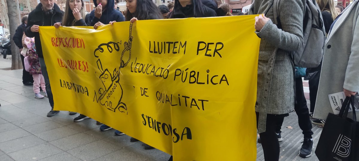 USTEC_Barcelona's tweet photo. La comunitat educativa per #freebastida. No al tancament de línies d'ESO i Batxillerat per part del Departament @educaciocat i @scgramenet a @InstitutBastida.
La Bastida no es toca! https://t.co/JVNJGWsBYv