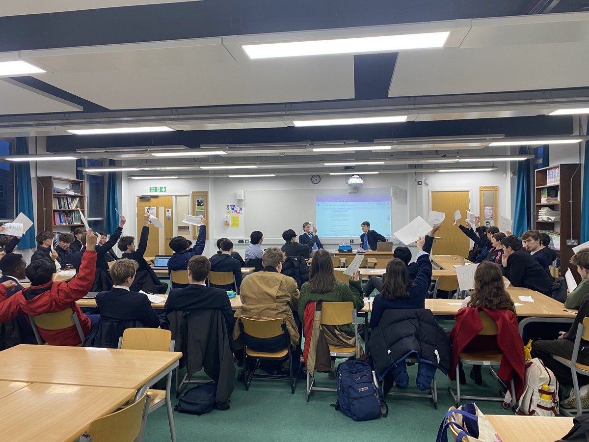 Earlier this week we held a lively MUN debate with students from @JMF6_Abingdon. A great opportunity for collaboration, we look forward to doing it again! #powerofpartnerships