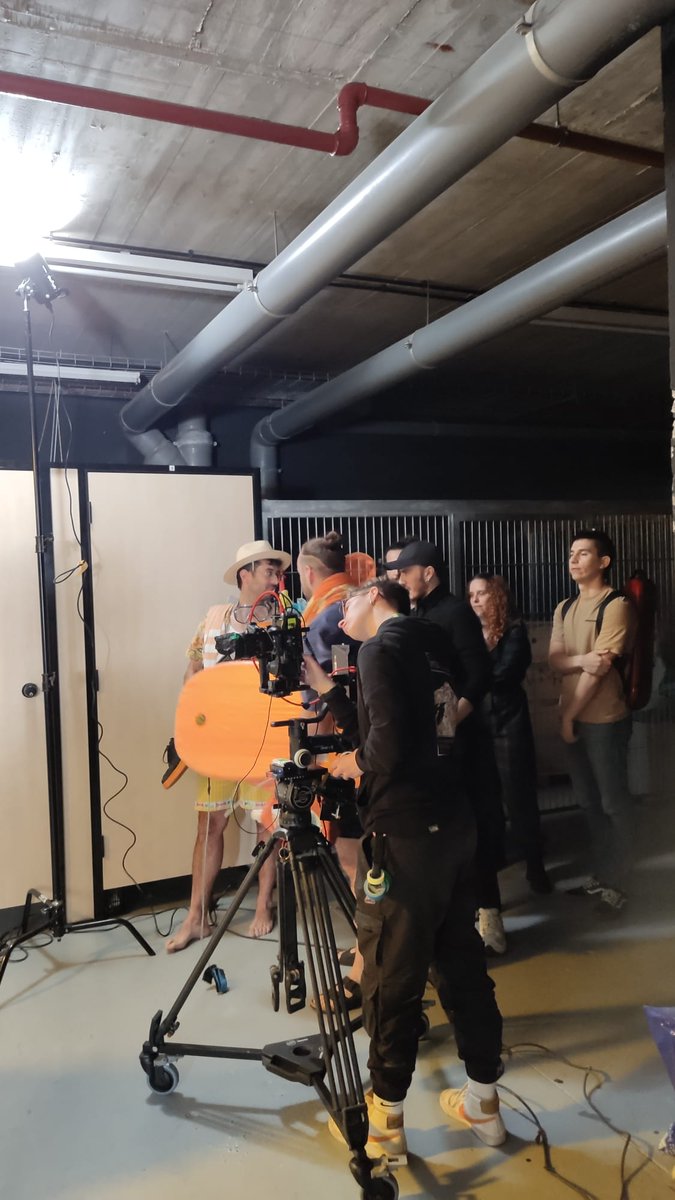 Bostakfilms's tweet photo. Ya esta disponible el nuevo single de Capinàs "Estiu perfecte" 🎶Estos son algunos momentos del rodaje del tráiler📹🎬 https://t.co/HWjLAtCWj3