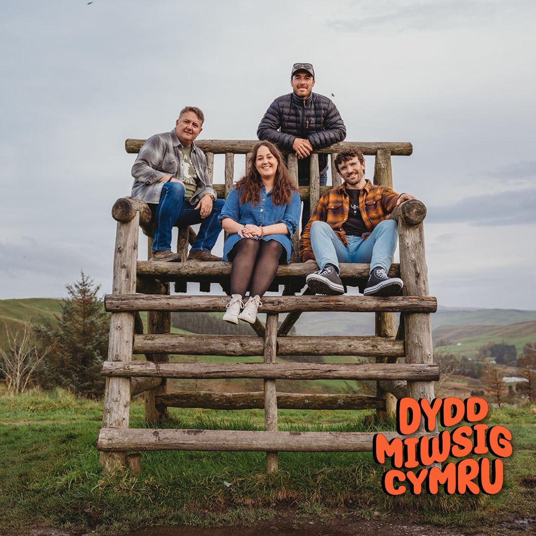 Dydd @Miwsig_ Cymru hapus! 🎉 Heddiw mae gyda ni gigs gyda @bwcacymru, @parisafouladi, Rhiannon O'Connor, @candelasband + Huw Chiswell! Loads of events across Swansea today to celebrate Welsh Language Music Day! 👇 📌 @hafodprimary 📌 @taliesinswansea 📌 Ysgol Gors 1/2