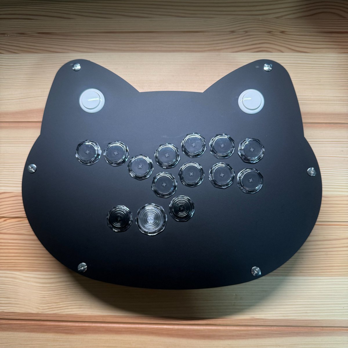 『猫アケコン WASABI』2月22日発売決定！ 
猫型の高性能レバーレスコントローラー

発売を記念して、
300リポスト以上で猫アケコン１台🎁！
#猫アケコン
#拡散希望 

参加方法
このアカウントをフォロー <a href="/craft_kani/">CRAB CRAFT @KEYCAP CREATOR</a> 
このポストをリポスト

期限2月14日23:59まで

鍵アカ、応募アカはNGです🙅