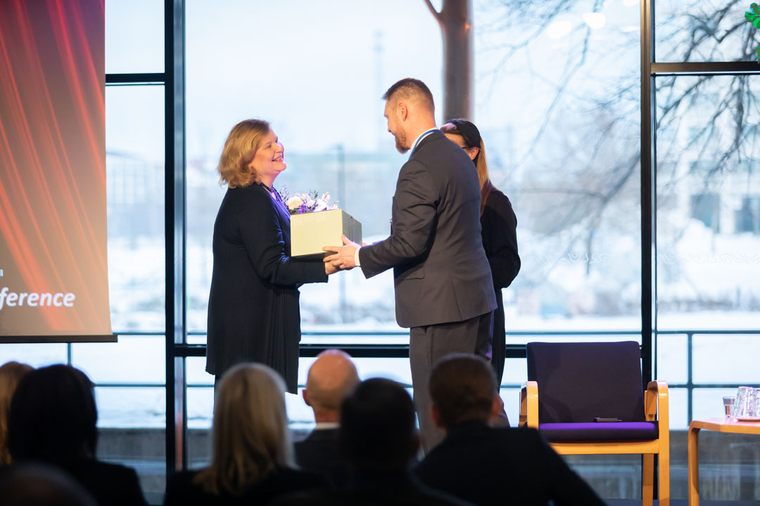 Eilen jaoimme jälleen palkintoja alalla ansioituneille. Lämpimät onnittelut Vuoden 2023 Logistikko, kauppatieteiden tohtori Karen Spens! 👏

Lue tiedote: logy.fi/hyodyllista/ar…

#logistiikka #LOGYConference