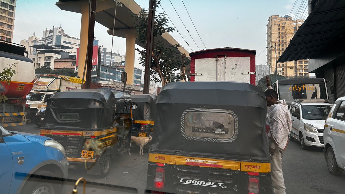 QueenofThane's tweet photo. And still the authorities will ignore the Ghodbunder Road. Main road is already jammed, now service roads too are getting jammed. Someone says its just a tweet away... #thane #mumbai https://t.co/h82gl6LyMw