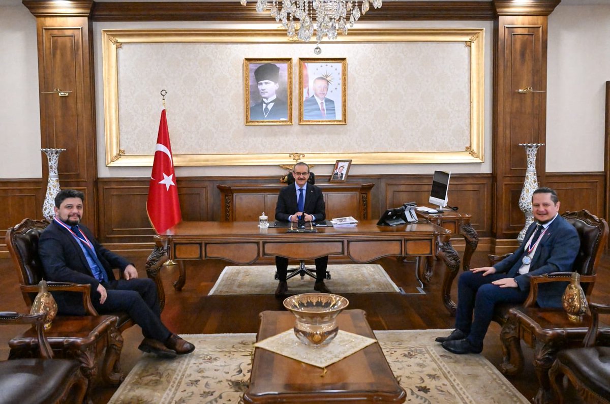 SeddarYavuz's tweet photo. Kar Heykel Şampiyonası Dünya ikincisi Kocaeli Üniversitesi GSF Heykel Bölümü Öğr. Üyesi Doç.Dr.Ceyhun Konak ve Öğr. Üyesi Tayfun Konak ziyaretimize geldi. Tebrik ediyor, başarılarının devamını diliyorum. https://t.co/erkoZjb78Q