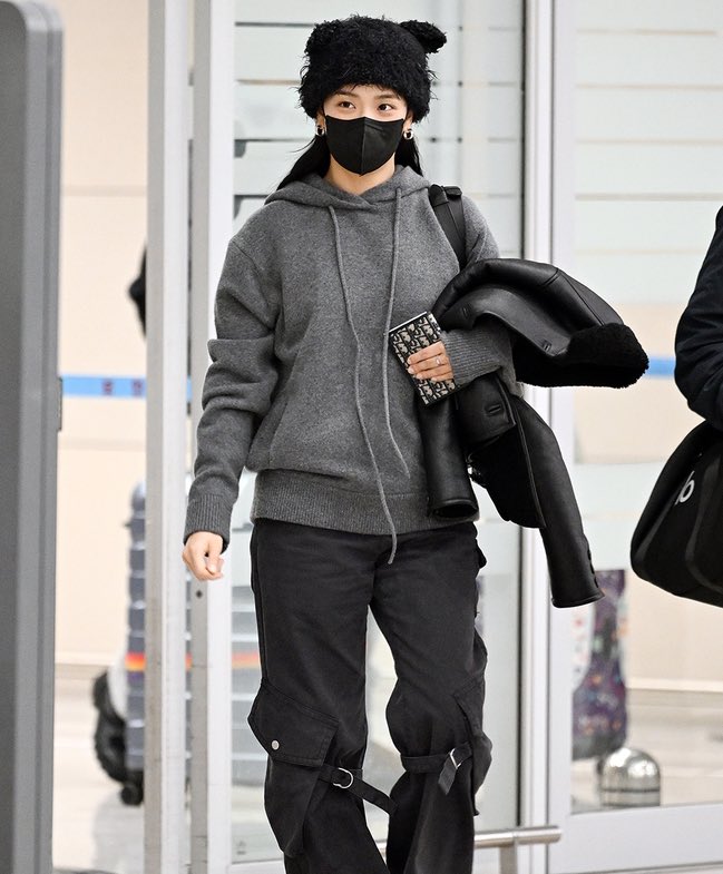 NEWSJISOO's tweet photo. #JISOO at ICN airport back from Paris. https://t.co/RkNkPKEYEX