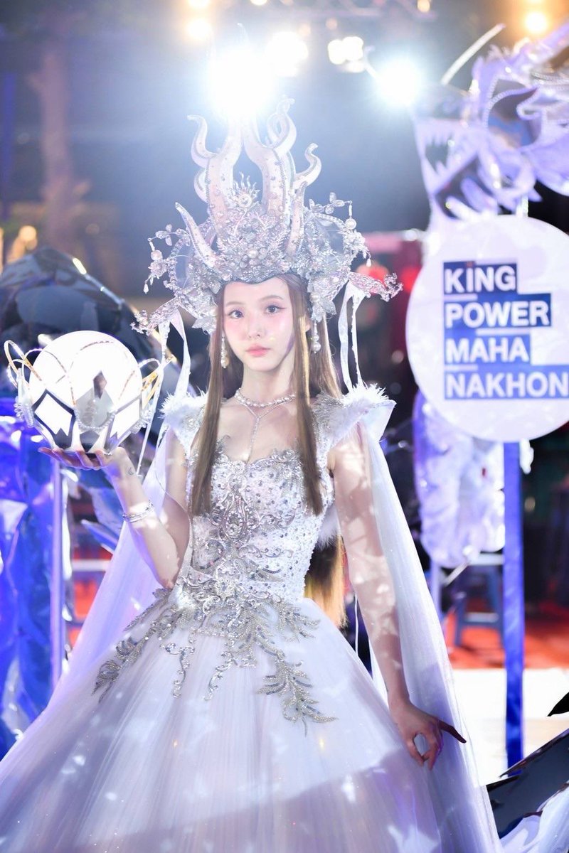 EM_Gossip's tweet photo. โชว์สุดอลัง !! #เนเน่พรนับพัน ร่วมโชว์ชุดมังกรกระจก งานเปิด “Mahanakhon Chinese Festive Market” ณ คิง เพาเวอร์ มหานคร ✨🎉🐲🧧
อ่านต่อ : https://t.co/ADxg0jz5Pd
#เนเน่ #Nene郑乃馨
#nenevader
#เนเน่ตรุษจีนมหานคร
#KingPowerMahanakhon
#DragonShow #CNYMarket
#ChineseNewYearxKingPowerMahanakhon