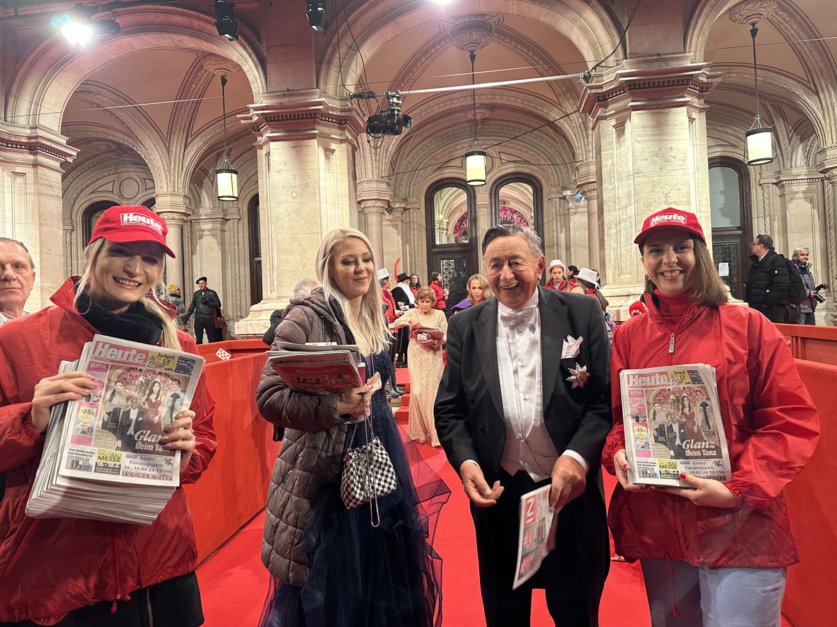 Vom Verlag in die Druckerei und express zur Oper 🎭So kann es passieren, dass du dich beim Verlassen des Opernballs selbst als strahlendes Highlight auf <a href="/Heute_at/">heute.at</a> Titelseite entdeckst! Danke an #LiliPaulRoncalli fürs posieren  &amp; unseren Mitarbeitern für den nächtlichen Einsatz.