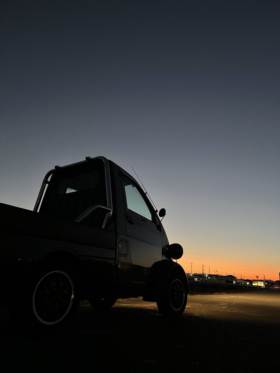 Workationstyle's tweet photo. #夕日が綺麗なら愛車を撮れ
#ミゼット2
#midget2 https://t.co/qqaQxqbXbg
