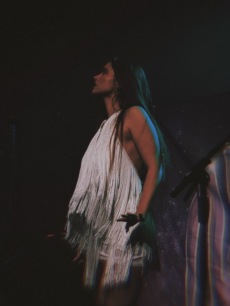 some 📸 i got of our stargirl <a href="/NEVEofficial_/">NEVE</a> opening for <a href="/JamesArthur23/">James Arthur</a> last night in Paris 🇫🇷