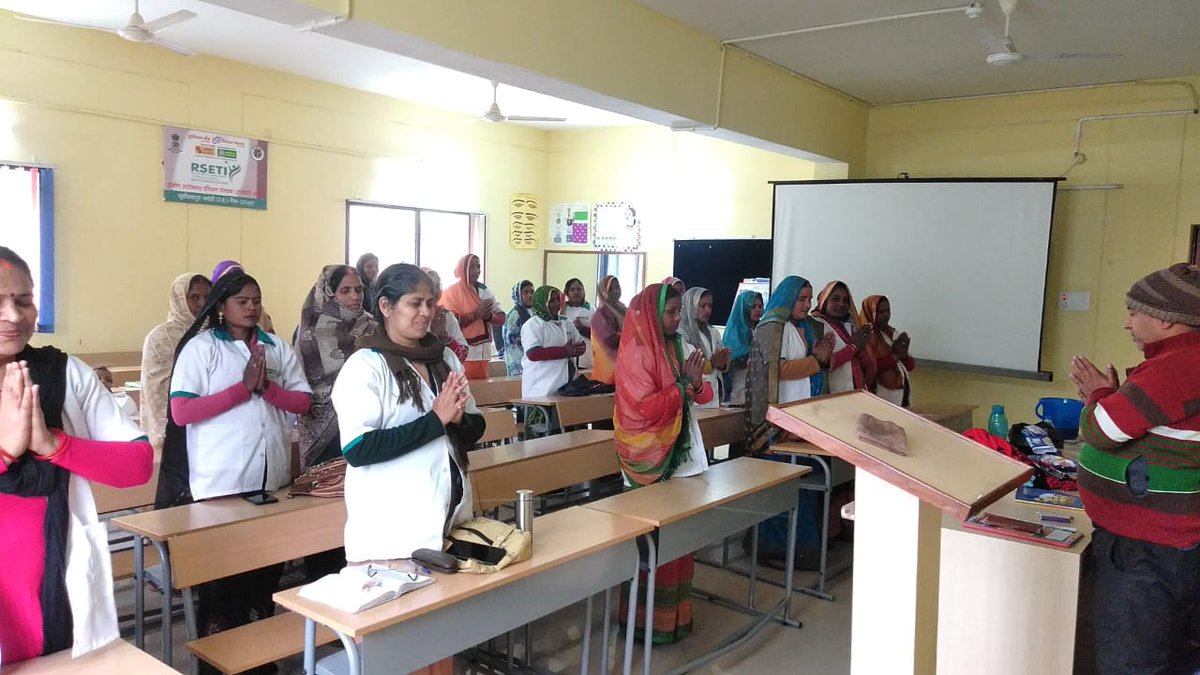 #DAYNULM महिलाओं को आत्मनिर्भर एवं स्वावलंबी बनाने  के लिए डे-एनयूएलएम के अन्तर्गत गठित स्वयं सहायता समूहों को Rseti Bhadohi के सहयोग से 6 दिवसीय प्रशिक्षण कार्यक्रम किया गया। प्रशिक्षण पूर्ण होने के उपरांत निदेशक,Rseti द्वारा प्रमाण पत्र वितरित करते हुए प्रशिक्षण का समापन किया