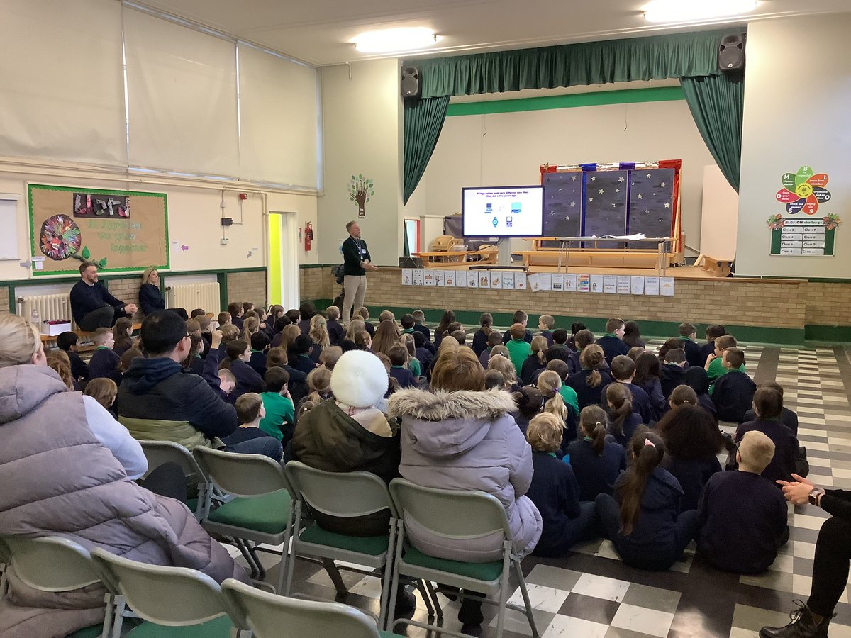 Safer Internet Day assembly workshop this morning for Year 4, <a href="/AGFS_Year3/">AGFSYear3</a> and parents too! Neil Brown from <a href="/TeachICT_NT/">TeachICT_NT</a> has come to share his expertise, looking at how technology has changed over time and how we can all continue staying safe online 🖥️ 📱 💻