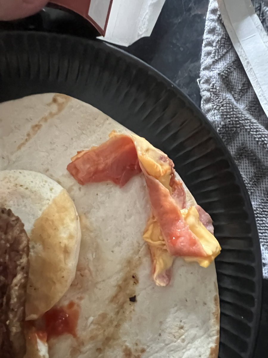 paigeware_'s tweet photo. @McDonaldsUK can it be explained how my food can be delivered, with an item that's requested to be removed, packaging says removed and it's not? https://t.co/2zN2jVz2KU