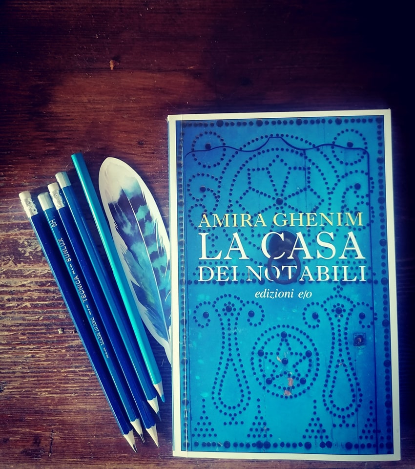 "Il mio intuito non mi ingannava, Hind, e mi aveva già preannunciato, all'alba di quel freddo giorno d'inverno, la sventura che ci attendeva in agguato "
#incipit di "La casa dei notabili" #AmiraGhenim traduzione dall’arabo #𝗕𝗮𝗿𝗯𝗮𝗿𝗮𝗧𝗲𝗿𝗲𝘀𝗶, finalista 2024 #premiocaro