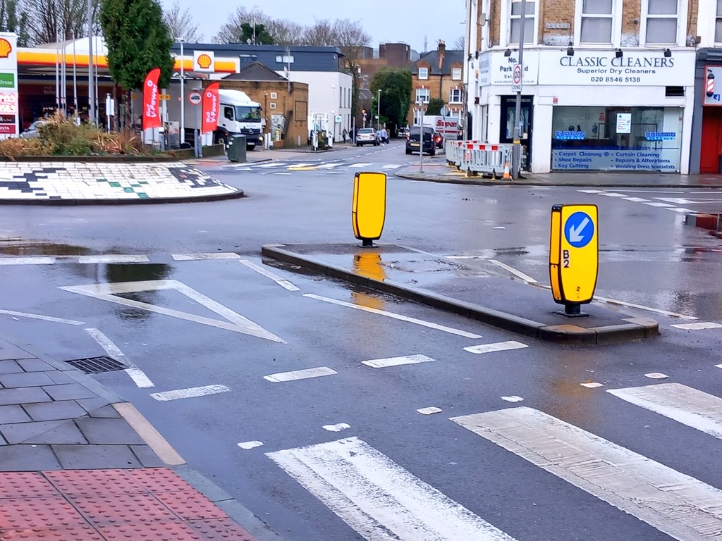 KingstonCycling's tweet photo. Hi @thameswater #tweetaleak, there's water pouring out of access chambers at Kingston Hill, junction with Park Road KT2. What3Words origin.older.cats  Please attend and make safe. Thank you. https://t.co/Q0ztnxzCcP