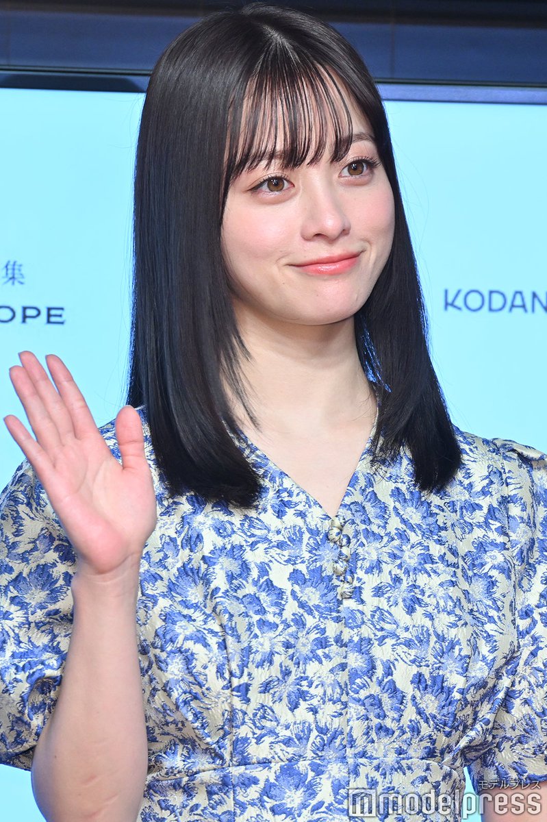 modelpress's tweet photo. 【写真追加📸20枚以上】橋本環奈、3rd写真集「#カレイドスコープ」の発売記念会見に出席✨

✈「魅力しかない街」ロケ地となった場所は？
📖セルフプロデュースのこだわり明かす
🎂キュートなバースデーケーキも登場

🔻写真・記事詳細
https://t.co/JuxZkDON4F

#KALEIDOSCOPE #橋本環奈 https://t.co/C6LjUUI7cO