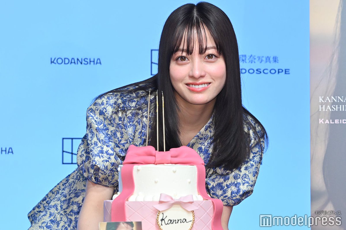 modelpress's tweet photo. 【写真追加📸20枚以上】橋本環奈、3rd写真集「#カレイドスコープ」の発売記念会見に出席✨

✈「魅力しかない街」ロケ地となった場所は？
📖セルフプロデュースのこだわり明かす
🎂キュートなバースデーケーキも登場

🔻写真・記事詳細
https://t.co/JuxZkDON4F

#KALEIDOSCOPE #橋本環奈 https://t.co/C6LjUUI7cO