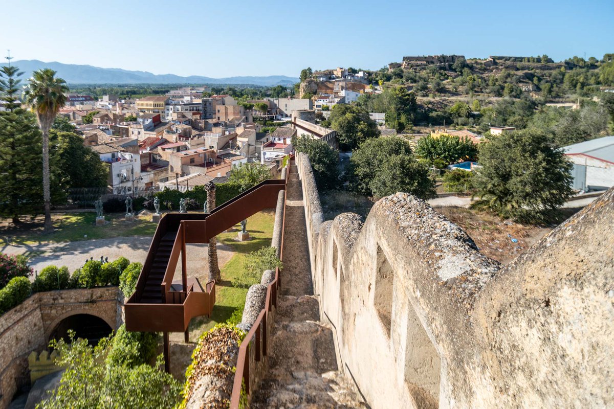 🌳🏛️🌼 Descobreix els Jardins del Príncep: col·lecció botànica 🌱🌺, escultures de Santiago 🗿🌍 i muralla medieval amb vistes des de la Torre del Célio. 🏰🍃🗺️

📲 bit.ly/2HmFCsI

📷 David Gil

#TortosaAunPas #terresdelebre #catalunyaexperience #ciutatsambcaracter