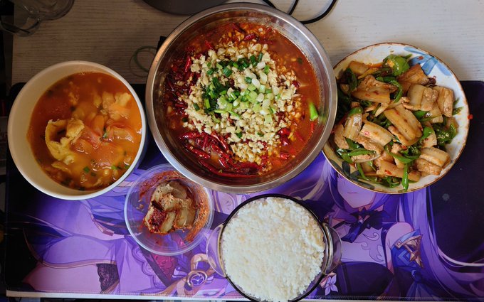 吃年夜饭！大家除夕快乐🤤 水煮肉片+青椒炒肉+番茄鸡蛋汤+豆腐乳，做了两个小时，好累，但是一个人过年，要对自己好点 https://t.co/Yym6NgzoM2<a href="/tag/%E4%BC%AA%E5%A8%98"class="tags"><span>#伪娘</span></a>