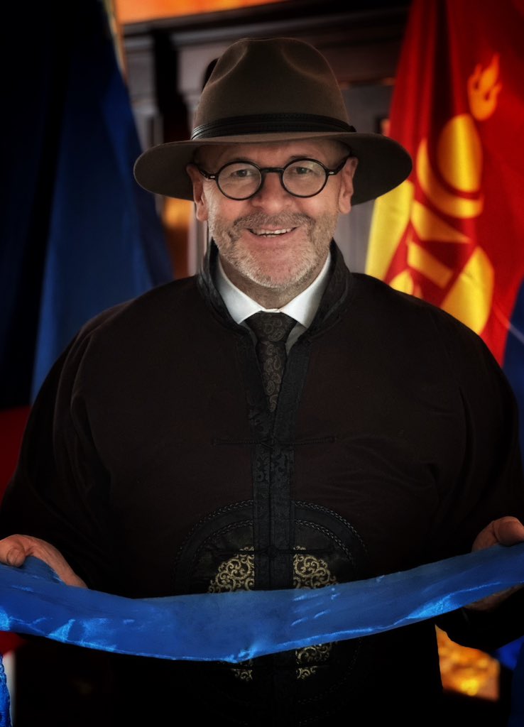 Төрлөөрөө түвшин амгалан
Элгээрээ энх амгалан
Төр улсаараа элбэг дэлбэг
Төрөл саднаараа бүгд сайхан шинэлээрэй!
Ирж буй хөх луу жилийн сар шинийн мэнд дэвшүүлье!