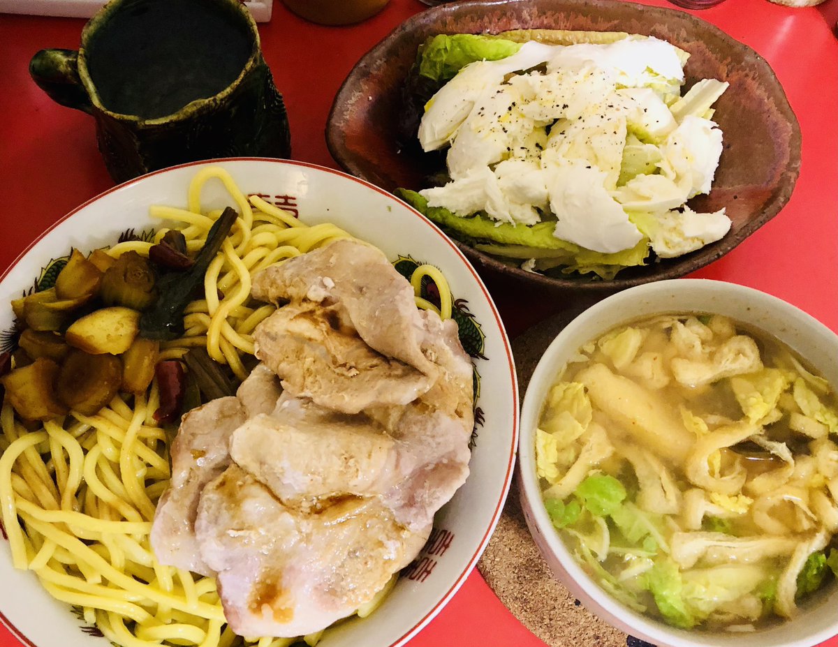 HIROMORITATOKYO's tweet photo. 豆腐入り豚カレーまぜそば
油揚げと野菜の味噌汁
モッツァレラチーズのサラダ
まぜそばのタレが黒いのは醤油が強いから。ガラムマサラ,ターメリック,唐辛子の3種の粉を入れれば本格的なカレー味
#おうちごはん #毎日ラーメン健康生活 #まぜそば #夕食 #cheese #elqueso #lefromage #奶酪 #nǎilào https://t.co/iyDEdixz41