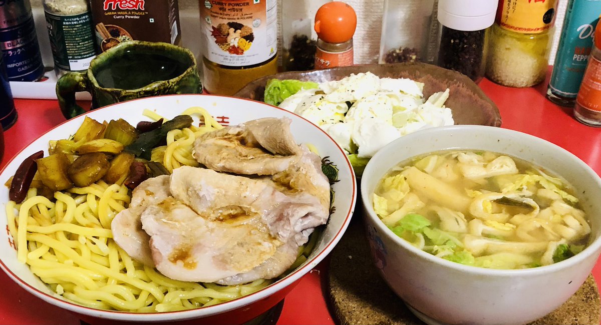HIROMORITATOKYO's tweet photo. 豆腐入り豚カレーまぜそば
油揚げと野菜の味噌汁
モッツァレラチーズのサラダ
まぜそばのタレが黒いのは醤油が強いから。ガラムマサラ,ターメリック,唐辛子の3種の粉を入れれば本格的なカレー味
#おうちごはん #毎日ラーメン健康生活 #まぜそば #夕食 #cheese #elqueso #lefromage #奶酪 #nǎilào https://t.co/iyDEdixz41