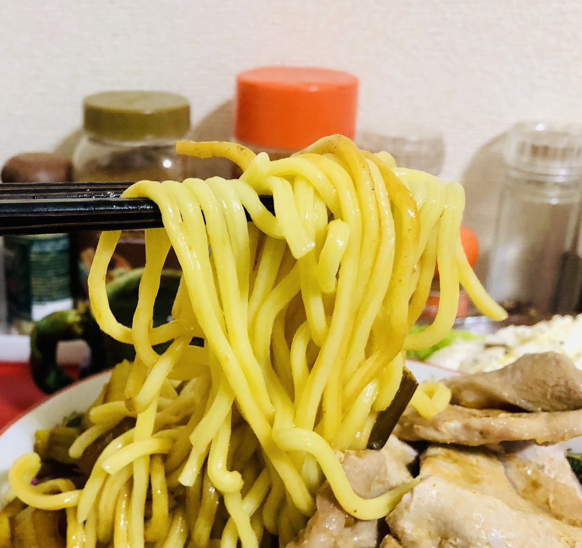 HIROMORITATOKYO's tweet photo. 豆腐入り豚カレーまぜそば
油揚げと野菜の味噌汁
モッツァレラチーズのサラダ
まぜそばのタレが黒いのは醤油が強いから。ガラムマサラ,ターメリック,唐辛子の3種の粉を入れれば本格的なカレー味
#おうちごはん #毎日ラーメン健康生活 #まぜそば #夕食 #cheese #elqueso #lefromage #奶酪 #nǎilào https://t.co/iyDEdixz41